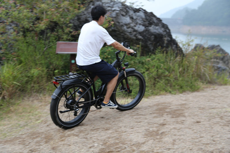 How does 750W assistance adapt to hills and traffic?